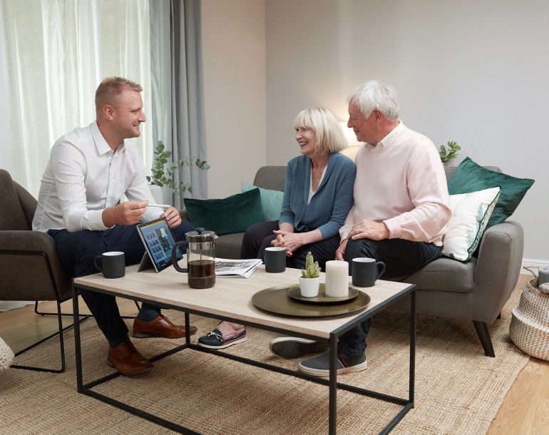 Advisor talking to two customers about mobility services