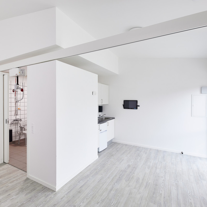 Room setup with hoist device